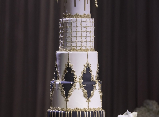 wedding cake and bouqet decor