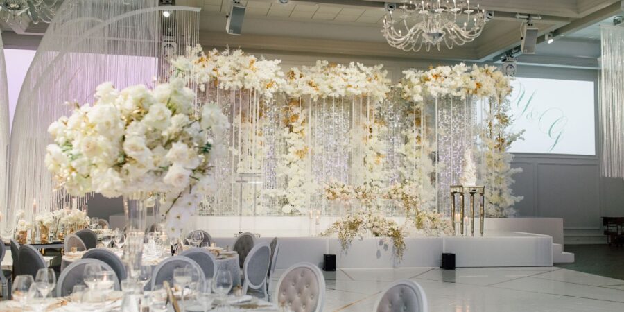 How to Choose Wedding Flowers and Arrangements